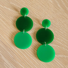 Load image into Gallery viewer, Chandelier Emerald Green Earrings 60s style vintage